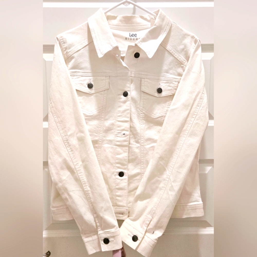 LEE RIDERWhite Jean Jacket- Has all buttons only for best photo every other done